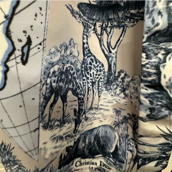 CHRISTIAN DIOR LIMITED EDITION AROUND THE WORLD POUCH & REFILLABLE ATOMIZER - Picture 5 of 8